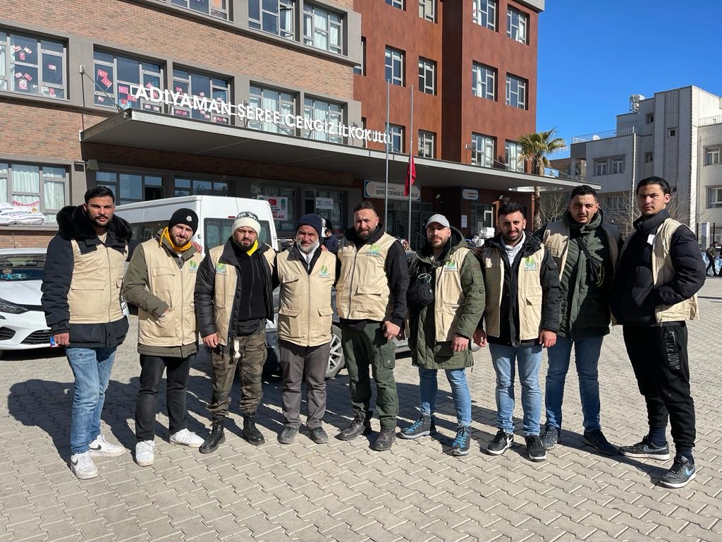 Gurbetçiler, Türkiye’deki depremzedeler için sahada çalışmalarına devam ediyor