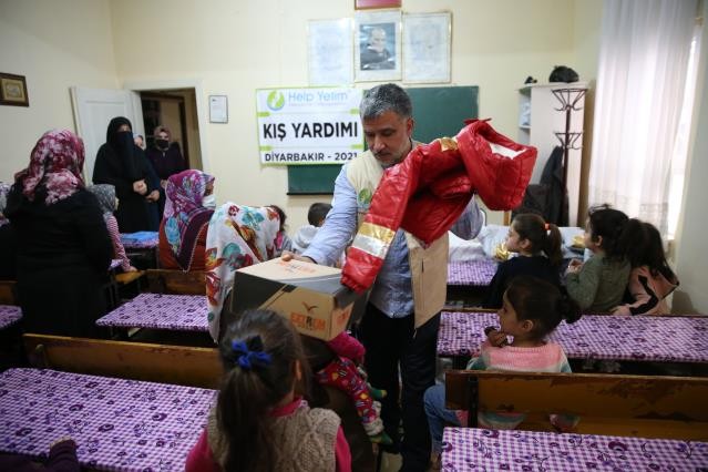 Diyarbakır’da Kuran kursu öğrencilerine giyim yardımı