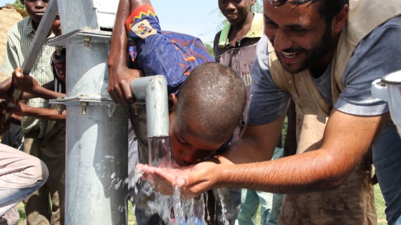 Gurbetçi ailenin bağışıyla açılan kuyu ile Afrikalılar temiz suya kavuştu