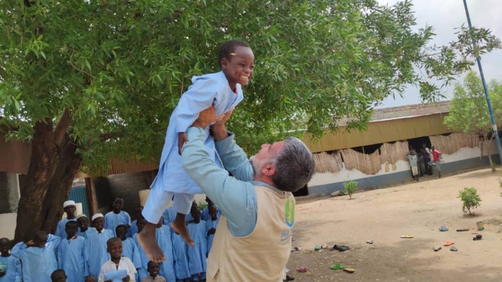 “Sen de minik bir yürek sevindir” Afrika’da Bayramlık Dağıtımı