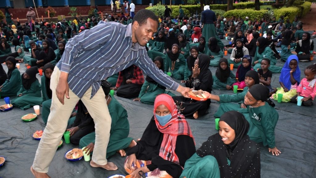 Avrupa’da yaşayan Türk vatandaşları Uganda’da 11 okul ve cami bahçesinde kardeşlik sofraları kuruyor