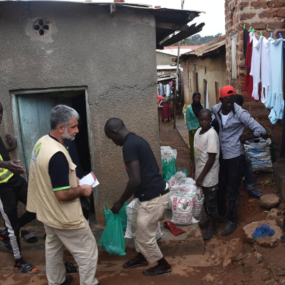 Avrupa’da yaşayan Türk vatandaşlarından Uganda’da ihtiyaç sahibi ailelere et yardımı