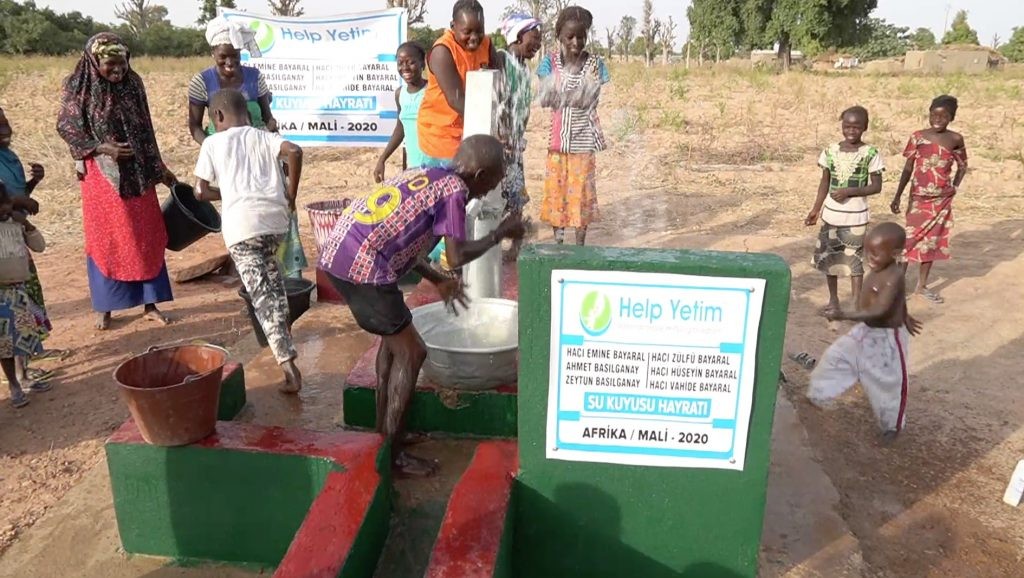 Help Yetim yardımlarıyla Mali'de su kuyusu açıldı